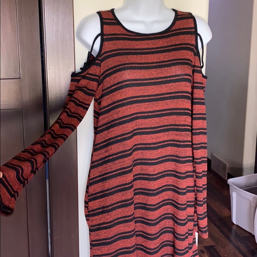 Cut out shoulder long sleeve dress